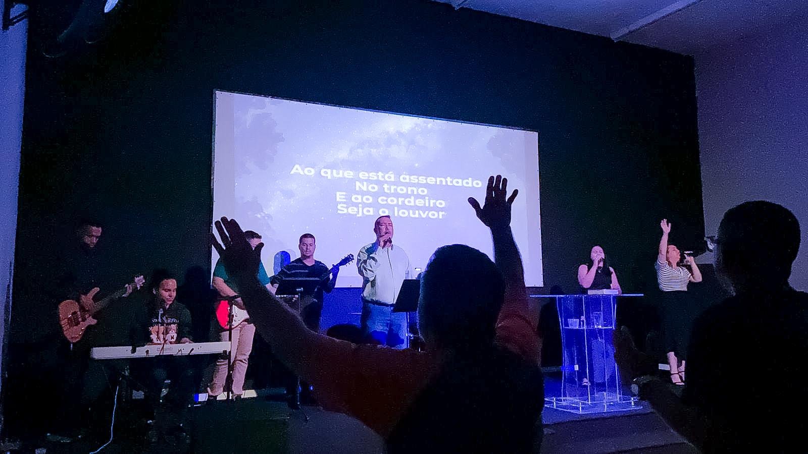 Congregação em adoração no culto de domingo da Igreja do Nazareno Ebenezer, em Rio Claro