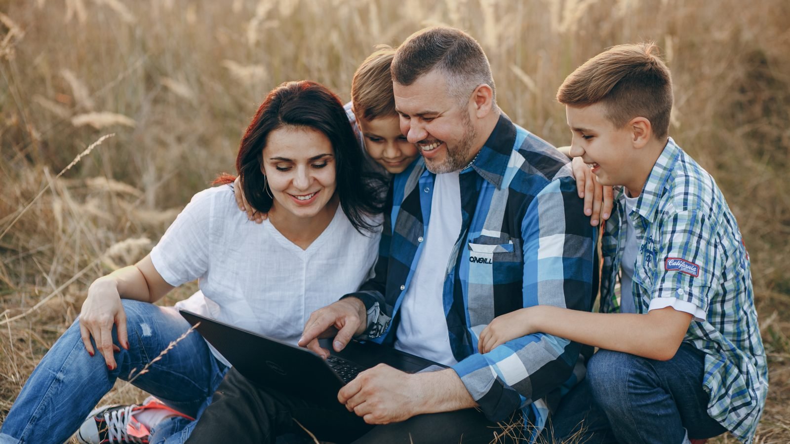 Família reunida, sorrindo